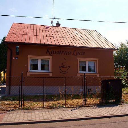 Kavarna Lucie S Ubytovanim Horní Těrlicko Bagian luar foto